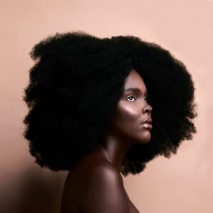 Comment prendre soin de tes cheveux crépus avec des produits naturels ?