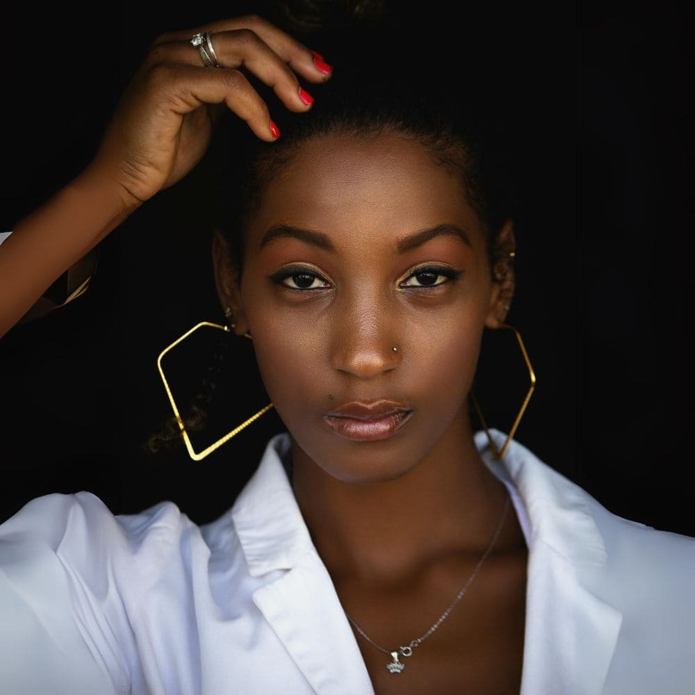 Colorimétrie femme noire : le guide ultime des couleurs qui mettent en valeur la peau noire