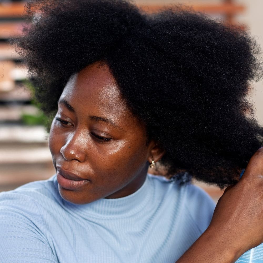 Brushing afro : comment le faire tenir VRAIMENT (même si tu transpires, même si tu sors)