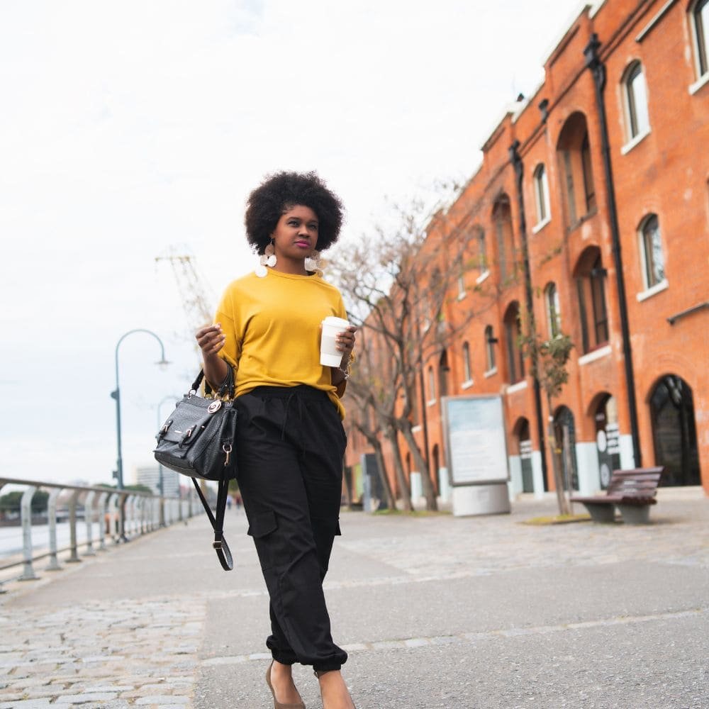 Femme noire et féminité : les secrets pour révéler ton charme naturel