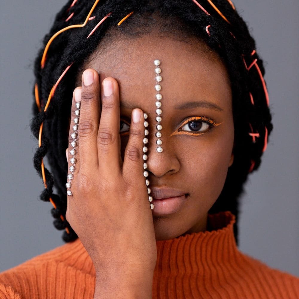Femme noire et féminité : les secrets pour révéler ton charme naturel