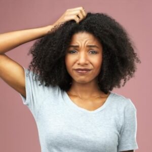 Pourquoi j'ai des pellicules dans les cheveux ?