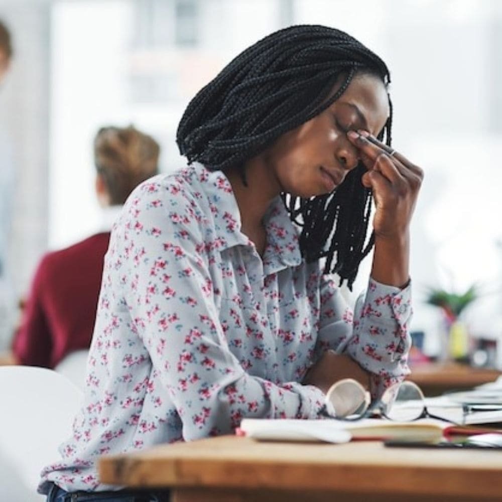 Dire non au travail quand on est une femme noire : pourquoi ça déclenche (et comment rester stratégique)