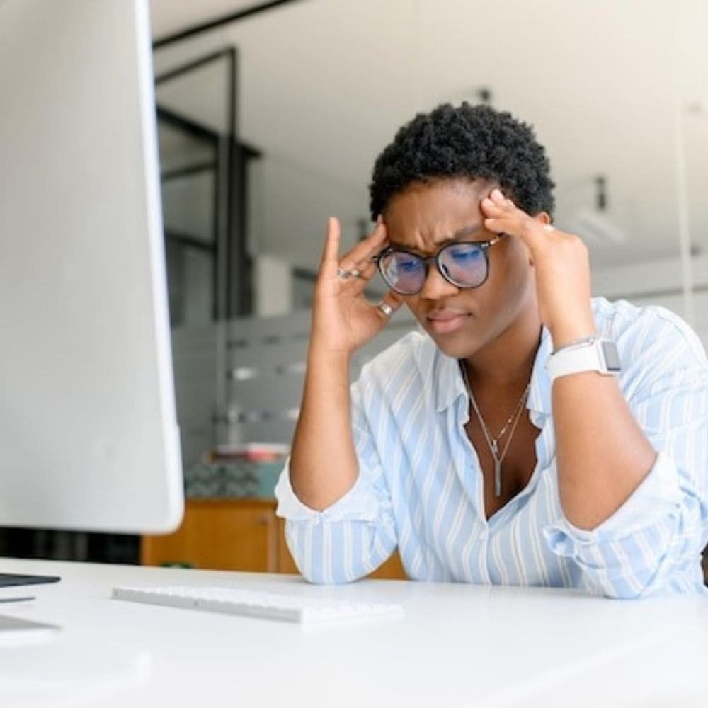 Dire non au travail quand on est une femme noire : pourquoi ça déclenche (et comment rester stratégique)